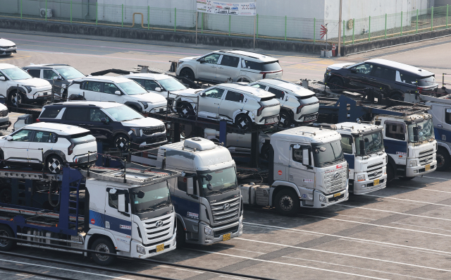 도널드 트럼프 미국 대통령이 지난달 26일 발표한 자동차에 대한 25% 관세가 정식 발효된 3일 경기도 평택항에 수출용 자동차가 세워져 있다. 트럼프 대통령은 이날 한국산 수입품에 25%의 상호관세 부과도 발표했다. 연합뉴스