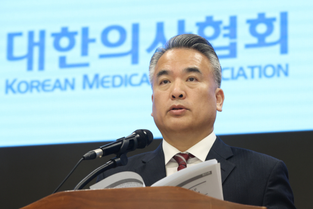 김성근 대한의사협회 대변인이 3월 28일 서울 용산구 의협회관에서 정례브리핑을 하고 있다. 연합뉴스