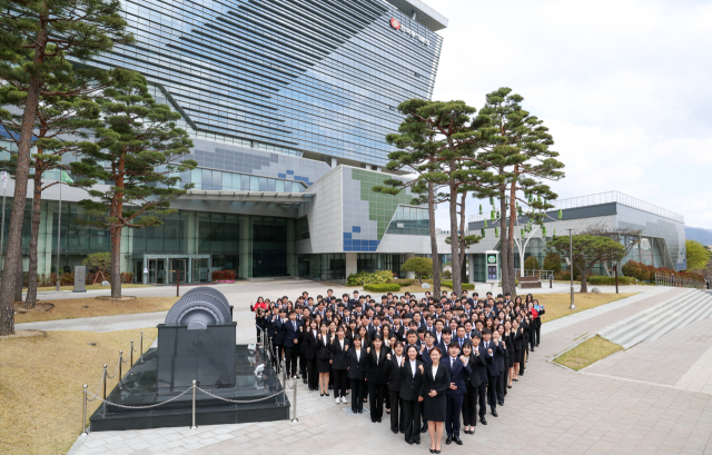 2025년 한국동서발전 신입사원 141명이 본사 앞에서 기념사진을 찍는 모습. 동서발전 제공