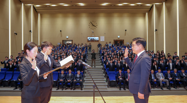 2025년 신입사원 입사식에서 한국동서발전 신입사원들이 선서를 하는 모습. 동서발전 제공