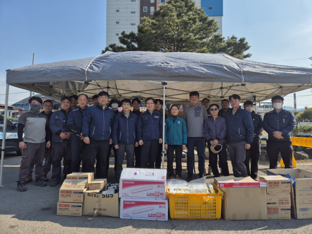 한국전기안전공사 배계섭(가운데) 안전이사와 관계자들이 영남권산불 피해지역 전기설비 점검에 나서기 전 기념촬영을 하고 있다. 전기안전공사 제공