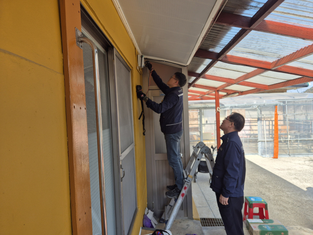 한국전기안전공사 배계섭(오른쪽) 안전이사와 관계자가 영남권산불 피해지역에서 전기설비 전검을 진행하고 있다. 전기안전공사 제공