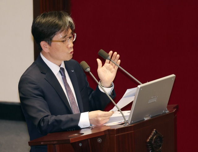 3일 국회 본회의에서 진행된 '경북·경남·울산지역 산불 사태 수습과 피해대책 마련 및 헌법질서 수호를 위한 긴급현안질문'에서 오동운 고위공직자범죄수사처장이 답변하고 있다. 연합뉴스