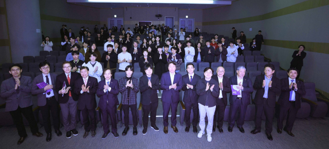 한국과학기술원(KAIST)은 지난 2일 대한상공회의소와 공동으로 ‘AI 미래세대와의 토크콘서트’를 개최했다. 이번 행사에는 최태원 대한상공회의소 회장과 KAIST 이광형 총장, 그리고 KAIST 출신 인공지능(AI) 분야 청년창업가 4인이 새로운 기업가정신과 도전에 대해 토론을 펼쳤다. 사진은 단체 기념촬영. KAIST 제공