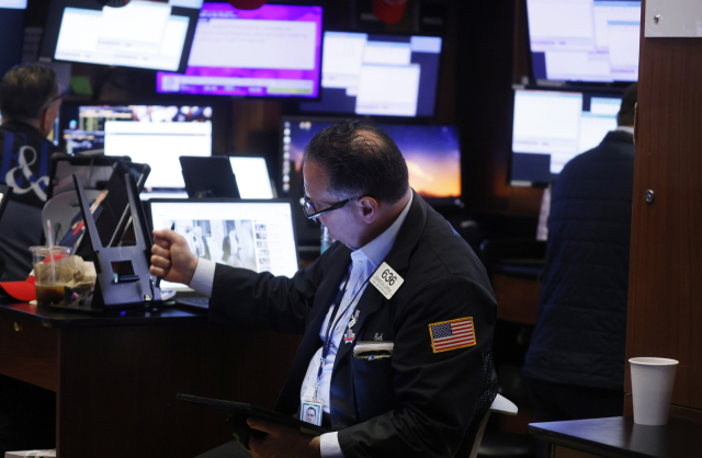 3일(현지시간) 뉴욕시 월스트리트 뉴욕증권거래소에서 트레이더들이 작업하고 있다. 도널드 트럼프 대통령의 관세 부과로 인한 무역 전쟁 우려로 미국 증시가 계속 변동성을 보이면서 다우존스 산업평균지수는 이날 1000포인트 이상 하락하며 개장했다. UPI 연합뉴스