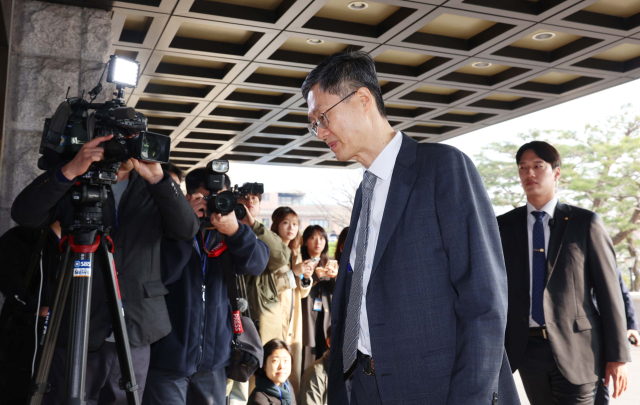 문형배 헌법재판소장 권한대행이 윤석열 대통령 탄핵심판 선고기일인 4일 서울 종로구 헌법재판소로 출근하고 있다. 연합뉴스