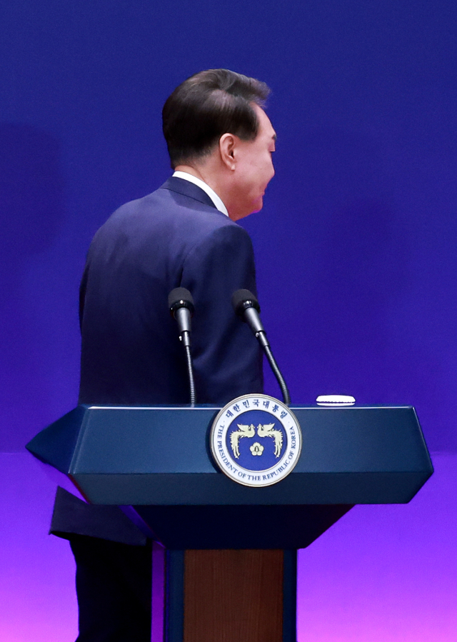 지난해 5월 27일 청와대 영빈관에서 열린 제9차 한일중 정상회의 공동기자회견 뒤 퇴장하는 윤석열 전 대통령. 연합뉴스