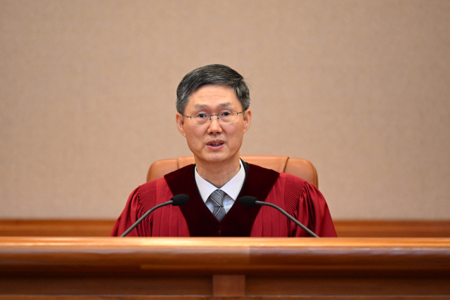 문형배 헌법재판소장 권한대행이 4일 서울 종로구 헌법재판소 대심판정에서 열린 윤석열 대통령 탄핵심판 선고에 입장해 있다. 연합뉴스