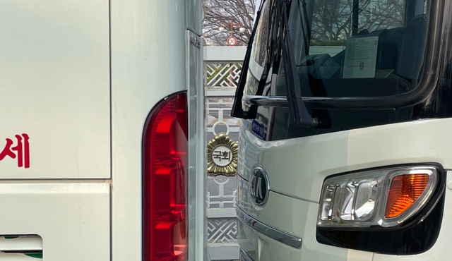 윤석열 대통령 탄핵심판 선고일인 4일 서울 여의도 국회의사당의 출입구가 관광버스를 동원한 차벽으로 봉쇄돼 있다. 연합뉴스