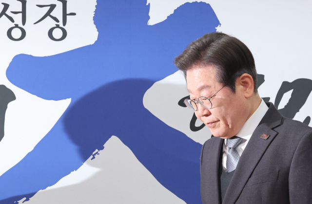 더불어민주당 이재명 대표가 4일 서울 여의도 국회에서 헌법재판소의 윤석열 대통령 파면 선고에 대한 입장을 밝히기 위해 회의장으로 들어서고 있다. 연합뉴스