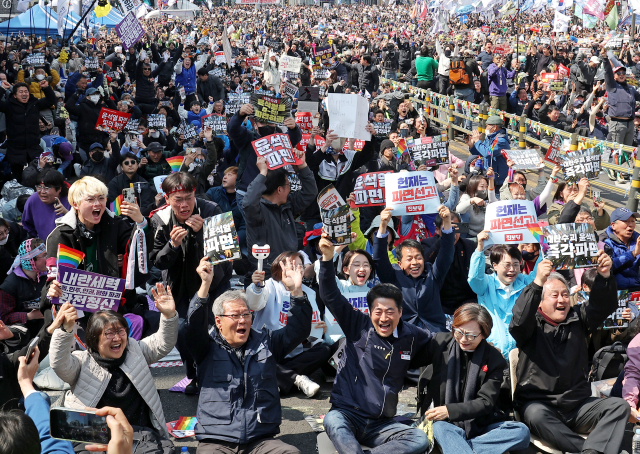 헌법재판소가 윤석열 전 대통령 탄핵심판 사건에 대해 인용을 선고한 4일 서울 종로구 안국동 일대에서 탄핵 찬성 집회를 하던 시민들이 기뻐하고 있다. 연합뉴스