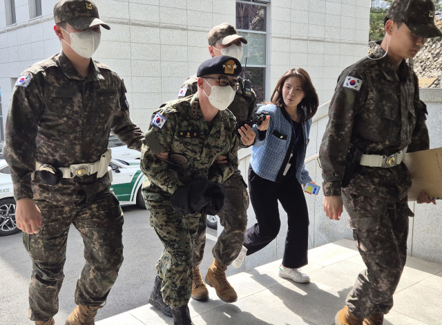 곽종근 전 육군 특수전사령관이 지난달 26일 서울 용산구 군사법원에서 열린 내란 중요 임무 종사 혐의 관련 재판에 출석하기 위해 법정으로 향하고 있다. 연합뉴스