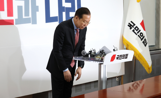 국민의힘 권영세 비상대책위원장이 4일 서울 여의도 국회에서 헌재의 윤석열 전 대통령 탄핵 인용이 발표되자 입장을 밝힌 뒤 인사하고있다. 연합뉴스