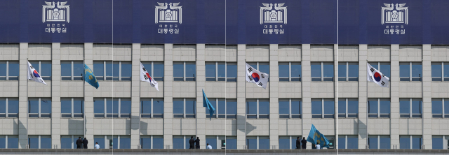 헌법재판소가 윤석열 대통령 파면을 선고한 4일 서울 용산구 대통령실에서 관계자들이 봉황기를 내리고 있다. 연합뉴스