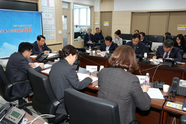양산시는 4일 나동연 시장 주재로 긴급 국실장 회의를 갖고 흔들림 없는 시정 운영과 사회 갈등 최소화를 위한 공직기강 확립을 주문하고 있다. 양산시 제공
