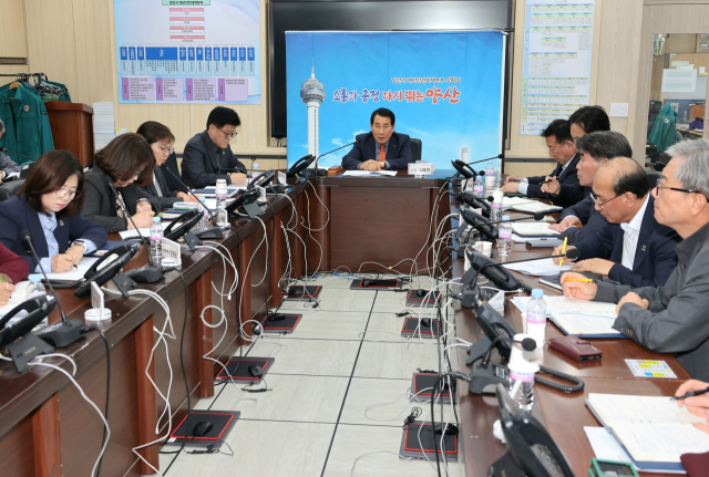 양산시는 4일 나동연 시장 주재로 긴급 국실장 회의를 갖고 흔들림 없는 시정 운영과 사회 갈등 최소화를 위한 공직기강 확립을 주문하고 있다. 양산시 제공