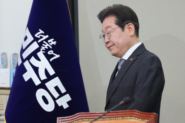 더불어민주당 이재명 대표가 4일 서울 여의도 국회에서 헌법재판소의 윤석열 대통령 파면 선고에 대한 입장을 밝히기 위해 회의장으로 들어서고 있다. 연합뉴스