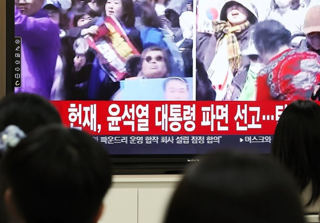 4일 오전 광주 광산구의 한 고등학교에서 탄핵 심판 선고 결과를 학생들이 보는 모습. 연합뉴스