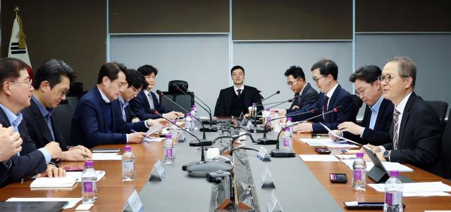 이승렬(오른쪽) 산업통상자원부 산업정책실장은 4일 오후 3시 서울 역삼동 한국기술센터 대회의실에서 ‘미국 상호관세 대응을 위한 가전·디스플레이 업계 간담회’를 열어 미국 상호관세 조치에 따른 국내업계 영향을 분석하고 대응방안을 논의했다. 산업부 제공