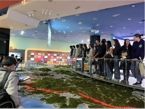 미래도시관 견학 장면