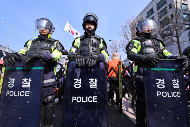 4일 서울 용산구 한남동 대통령 관저 인근에서 경찰 기동대가 경계근무를 서고 있는 모습. 연합뉴스