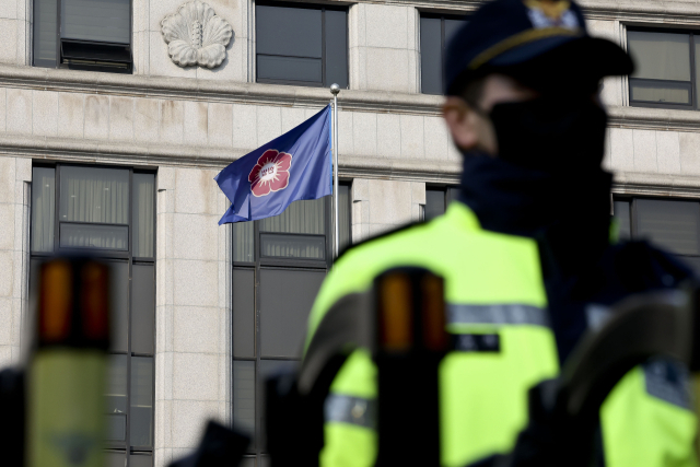 윤석열 대통령의 탄핵 심판 선고기일인 4일 서울 종로구 헌법재판소 정문에서 경찰들이 출입을 통제하고 있다. 연합뉴스