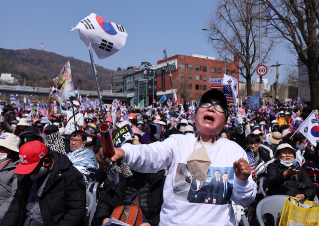 헌법재판소가 윤석열 대통령에 대해 파면을 선고한 4일 서울 종로구 안국동 일대에서 탄핵에 찬성한 시민들이 환호하고 있다. 아래 사진은 서울 용산구 한남동 대통령 관저 인근에서 열린 탄핵 반대 집회에서 한 지지자가 오열하고 있는 모습. 연합뉴스