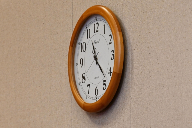 선고 주문 당시 헌재 대심판정의 시계가 11시 22분을 가리키고 있다. 연합뉴스