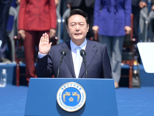 윤석열 전 대통령이 2022년 5월 10일 취임식에서 선서하고 있다. 연합뉴스