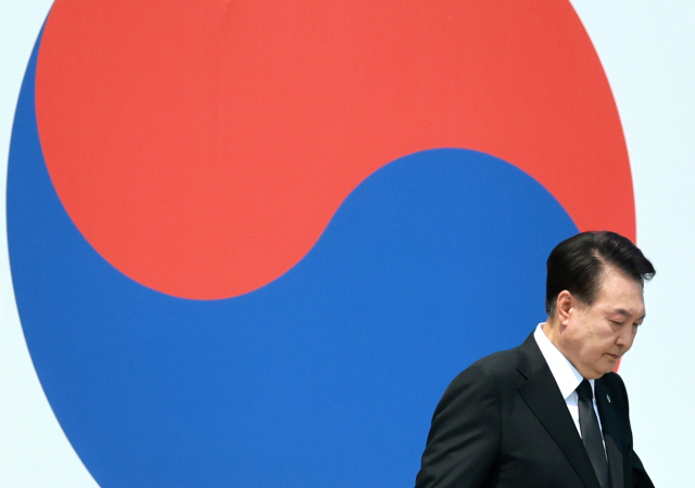 지난해 6월 6일 현충일 추념사 뒤 연단에서 내려오는 윤 전 대통령. 연합뉴스