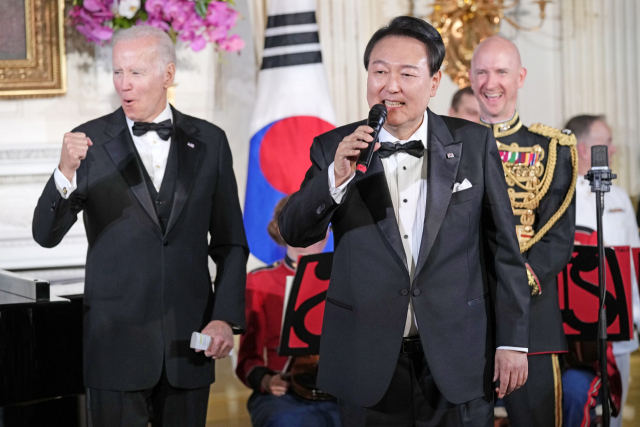 2022년 4월 26일 윤 전 대통령이 미국을 방문해 조 바이든 미국 대통령 옆에서 노래를 하고 있다. 연합뉴스