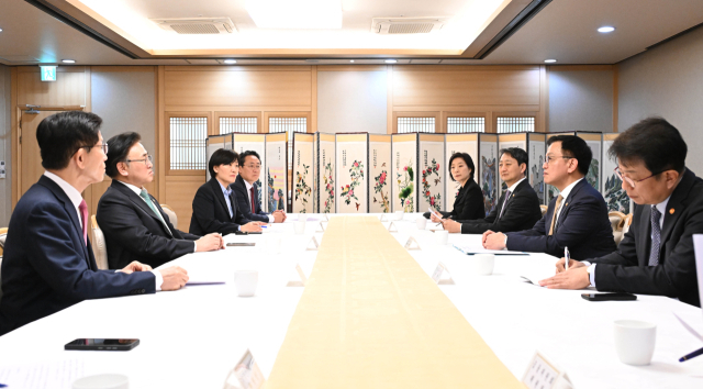 최상목 부총리 겸 기획재정부 장관이 4일 서울 종로구 정부서울청사에서 열린 경제관계장관간담회를 주재하고 있다. 연합뉴스