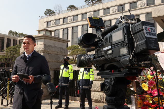 윤석열 전 대통령의 탄핵 선고가 이뤄진 4일 서울 종로구 헌법재판소 앞에서 외신기자가 보도를 준비하고 있다. 연합뉴스