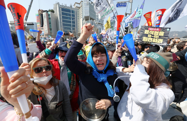 헌법재판소가 윤석열 전 대통령 탄핵 사건에 대해 인용을 선고한 4일 서울 종로구 안국동 일대에서 탄핵에 찬성한 시민들이 헌재의 파면 선고에 환호하고 있다. 연합뉴스