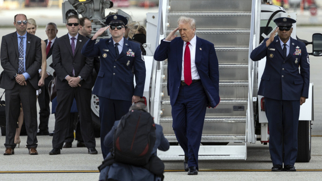 도널드 트럼프 대통령이 3일(현지시간) 마이애미의 마이애미 국제공항에서 에어포스원을 출발하며 경례를 하고 있다. AP연합뉴스