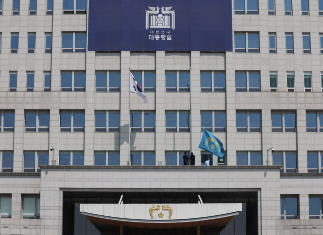 헌법재판소가 윤석열 대통령 파면을 선고한 4일 서울 용산구 대통령실에서 관계자들이 봉황기를 내리고 있다. 연합뉴스