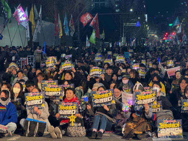 4일 오후 7시 부산 부산진구 동천로 일대에서 윤석열 전 대통령의 파면을 자축하는 집회가 열렸다. 손희문 기자