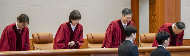 4일 윤석열 대통령 탄핵심판 선고가 열린 서울 종로구 헌법재판소 대심판정에서 입장한 문형배 헌법재판소장 권한대행과 헌법재판관들. 연합뉴스