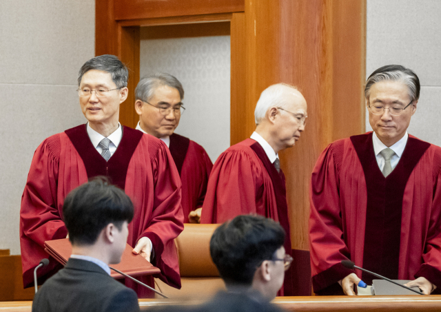 4일 서울 종로구 헌법재판소 대심판정에서 열린 윤석열 대통령의 탄핵심판 선고에 문형배 헌법재판소장 권한대행을 비롯한 헌법재판관들이 입장하고 있다. 연합뉴스