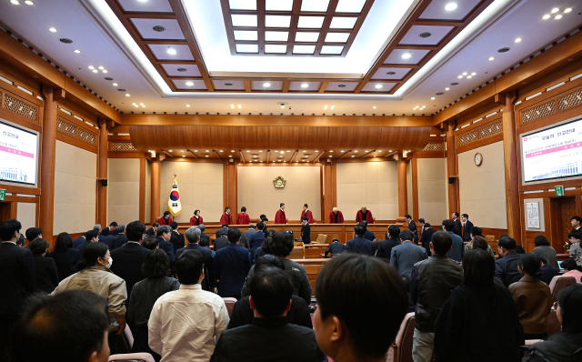 문형배 헌법재판소장 권한대행을 비롯한 재판관들이 4일 서울 종로구 헌법재판소 대심판정에서 윤석열 대통령 탄핵심판 인용 결정을 선고한 뒤 대심판정을 나가고 있다. 연합뉴스