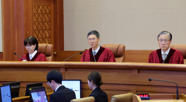 문형배 헌법재판소장 권한대행 등 재판관들이 4일 서울 종로구 헌법재판소 대심판정에서 열린 윤석열 대통령 탄핵심판 선고에 입장해 있다. 연합뉴스