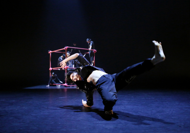 2024년 제33회 부산무용제에서 대상을 차지한 팟댄스프로젝트 ‘하우스 오픈’ 공연 모습. 부산일보 DB