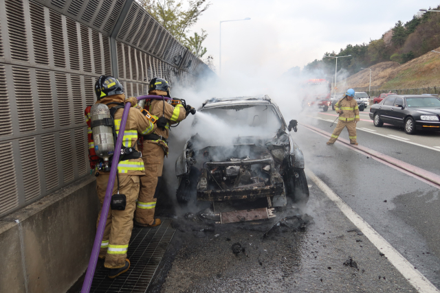 5일 오후 부산 금정구 도시고속도로를 달리던 한 차량에서 원인이 밝혀지지 않은 불이 났다. 부산소방재난본부 제공