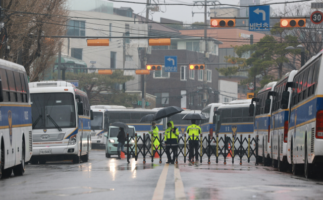 5일 서울 종로구 헌법재판소 인근에서 경찰이 통행을 통제하고 있다. 연합뉴스
