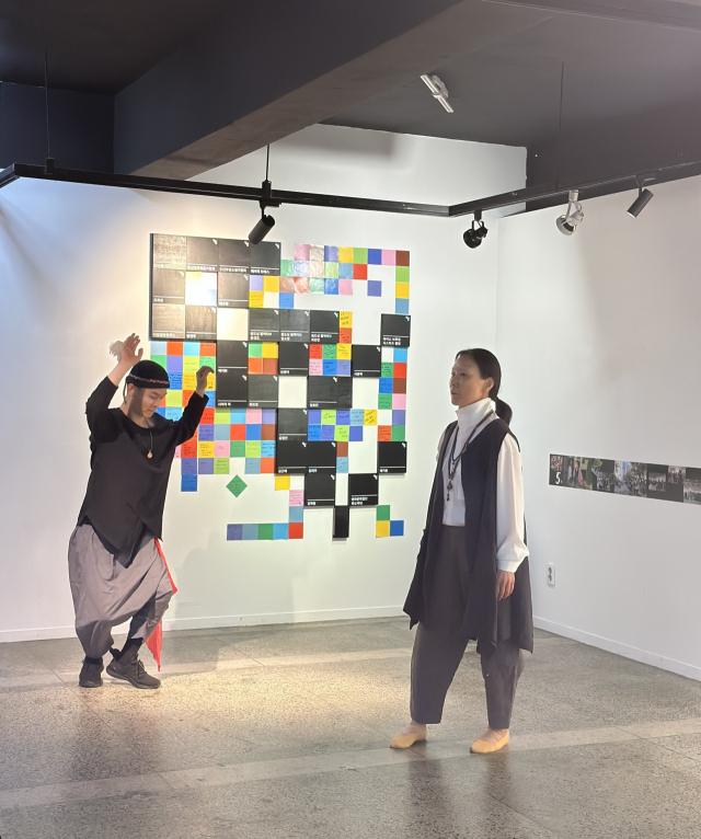 부산 원도심창작공간 ‘또따또가’ 개소식이 지난 4일 오후 부산 중구 스페이스 닻에서 입주 작가, 시민, 관계자 등 100여 명이 모인 가운데 열렸다. 사진은 웰컴 공연으로 열린 '씨어터 아{我)' 퍼포먼스 모습. 김은영 기자