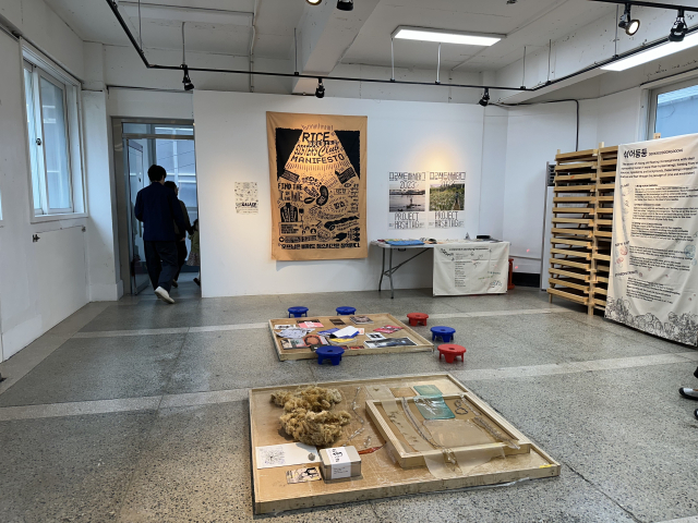 부산 원도심창작공간 ‘또따또가’ 스튜디오 중 하나인 장안빌딩 2층에 마련된 한 작업실 모습. 김은영 기자