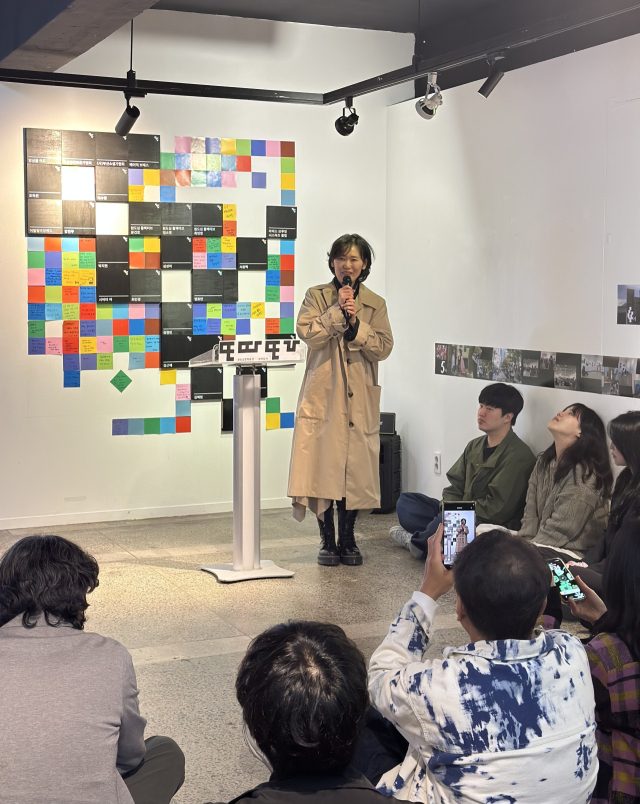 부산 원도심창작공간 ‘또따또가’ 6기 김혜경(활동명 창파) 센터장이 인사말을 하고 있다. 김은영 기자