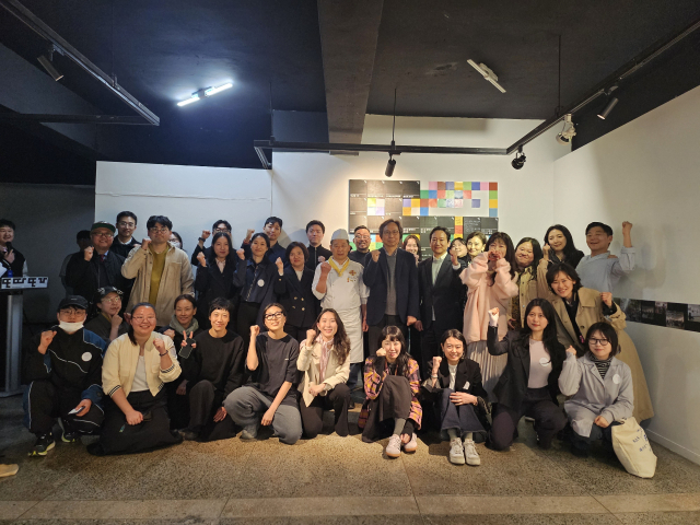 부산 원도심창작공간 ‘또따또가’ 개소식 1부 마지막 순서로 단체 기념 사진을 찍고 있다. 6기 입주 작가를 비롯해, 부산시와 중구청, 부산문화재단 관계자, 스튜디오가 위치한 건물주와 주민 대표, 운영사 관계자 등이 포즈를 취했다. 리멘 제공