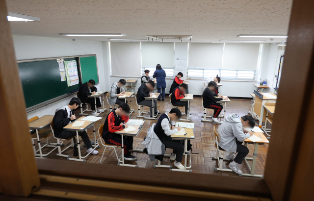 2026년 전국연합학력평가가 진행된 3월 26일 부산 동구 부산고등학교 3학년 교실에서 학생들이 시험을 준비하고 있다. 연합뉴스
