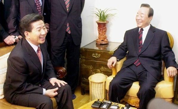 김영삼 전 대통령이 2002년 4월 서울 상도동 자택에서 당시 민주당 대선후보로 선출된 노무현 전 대통령의 방문을 받은 뒤 환담하고 있다. 부산일보DB
